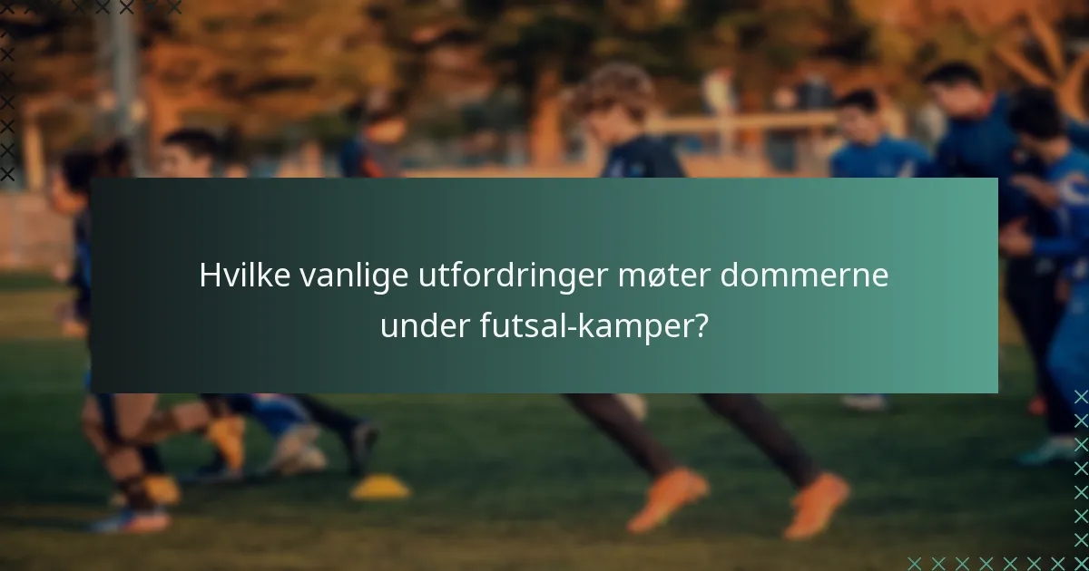 Hvilke vanlige utfordringer møter dommerne under futsal-kamper?